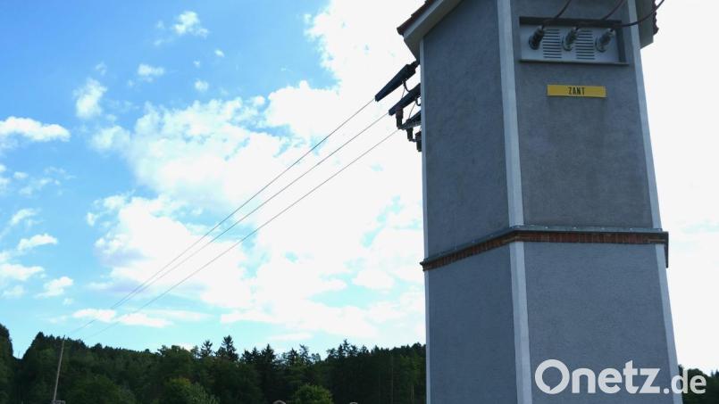Diese Hochleitung am Ortsrand von Ursensollen gehört samt Trafostation bald der Vergangenheit an. Bild: Gerd Spies