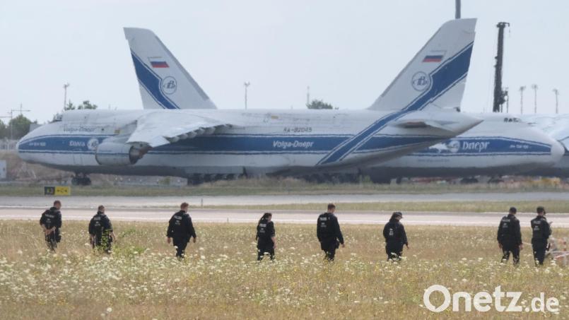 Polizisten suchen am Leipziger Flughafen nach einer zweiten Drohne. Bild: Sebastian Willnow/dpa