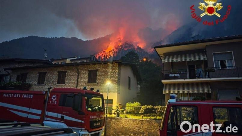 Von den Feuern sind auch Touristen betroffen. Bild: --/Vigili del Fuoco/dpa