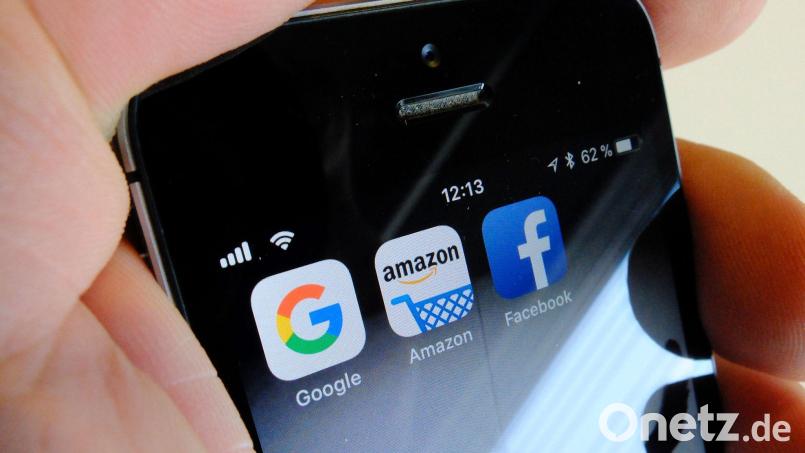Logos für Apps der US-Internetkonzerne Google (l-r), Amazon und Facebook sind auf dem Display eines Smartphones zu sehen. Bild: Stefan Jaitner/dpa