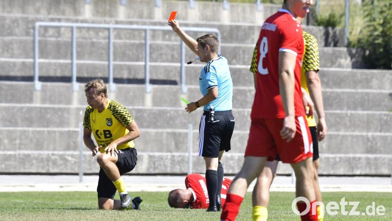 Noah Majdic (links) vom FC Amberg sah in der 45. Minute von Schiedsrichter Daniel Reich (rechts) wegen wiederholtem Foulspiel die rote Karte. Bild: Hubert Ziegler
