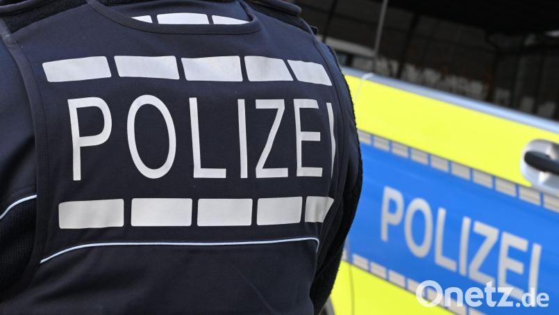 Ein 17-Jähriger fährt unter Alkohol das Auto eines Bekannten gegen einen Baum. Der vorläufige Führerschein ist erst einmal weg (Symbolbild). Bild: Bernd Weißbrod/dpa