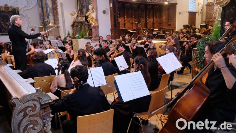 Brücken schlagen zwischen Orient und Okzident hieß der Leitgedanke des Turkish National Youth Philharmonic Orchestra beim Konzert in der Klosterkirche Speinshart unter Leitung von Cem Mansur. Bild: Robert Dotzauer
