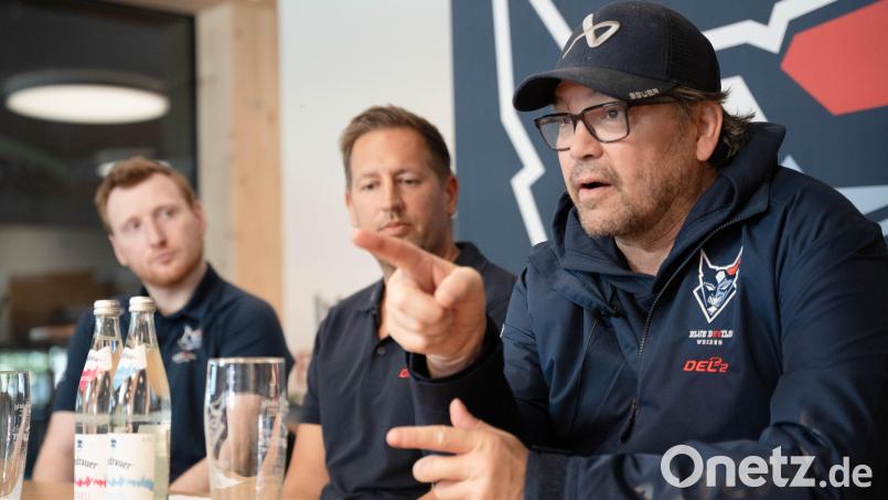Den Blick auf dem Menschen nicht den Sportler: Weidens Coach Dave Matsos (rechts) setzt bei den Blue Devils weniger auf den Spielstil, sondern mehr auf das Teamgefüge. Bild: Gabi Schönberger