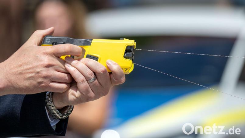 Taser statt Pistole? Die bayerische Polizei testet den Einsatz auf Streife. Bild: Pia Bayer/dpa