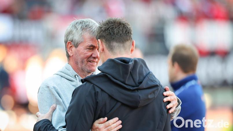 Zwei, die sich mögen: Miroslav Klose (r) und Friedhelm Funkel. (Archivbild) Bild: Daniel Karmann/dpa