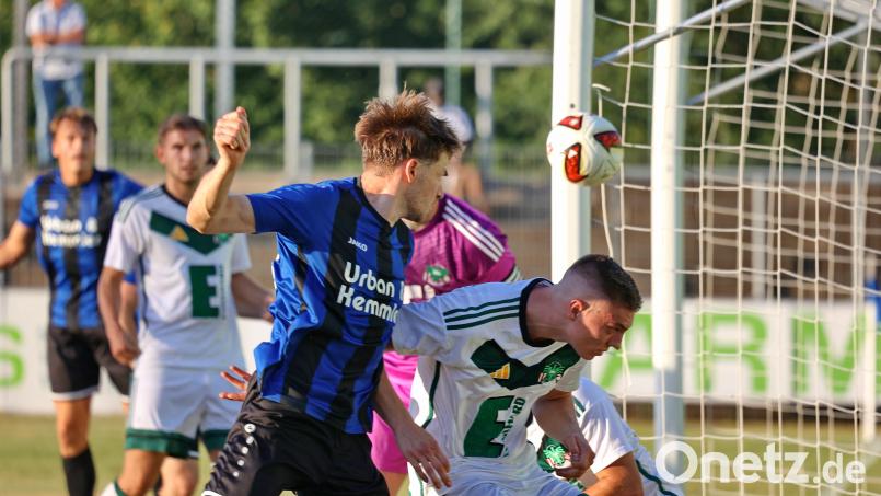 Dieser Kopfball des Weideners Adrian Hoti verfehlte das Ammerthaler Tor: Die SpVgg SV Weiden zog im Derby gegen die DJK Ammerthal verdient mit 1:2 den Kürzeren. Bild: Dieter Jäschke