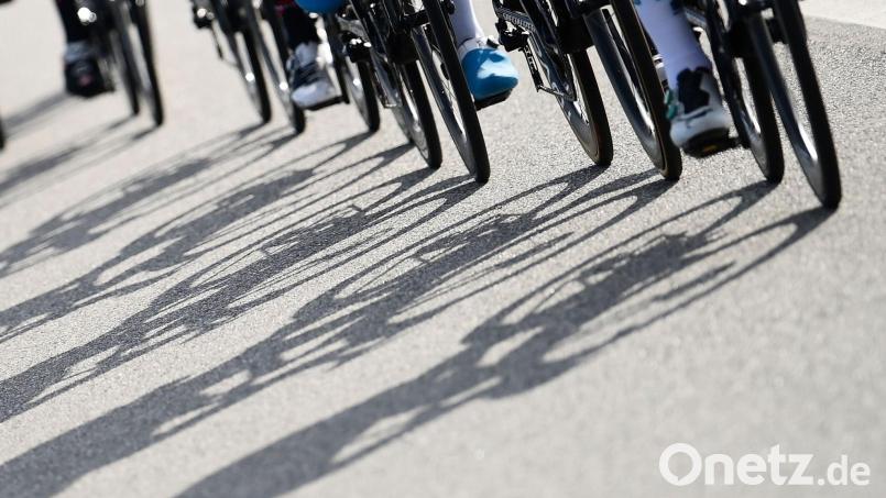 Vier Radfahrer sind bei dem Vorfall in Italien zum Teil schwer verletzt worden. (Symbolfoto) Bild: Fabio Ferrari/LaPresse via ZUMA Press/dpa