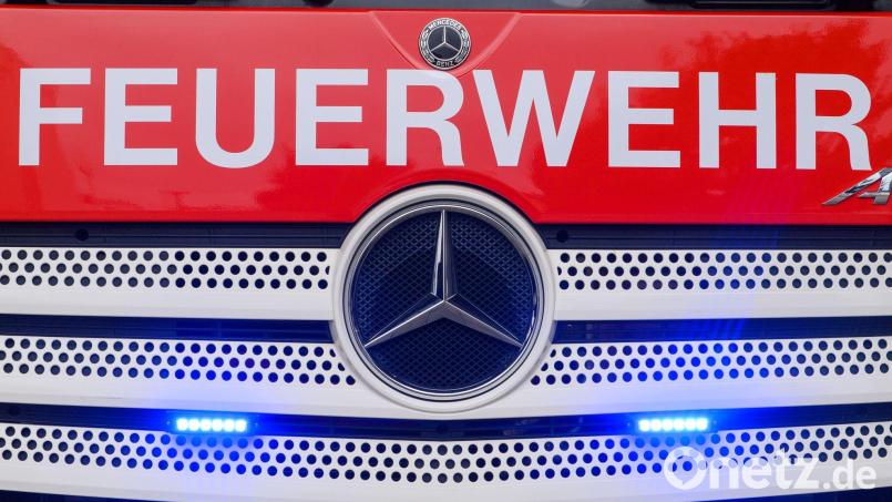 Die Feuerwehr rückt nachts zu einem brennenden Wohnhaus aus. (Symbolbild) Bild: Klaus-Dietmar Gabbert/dpa