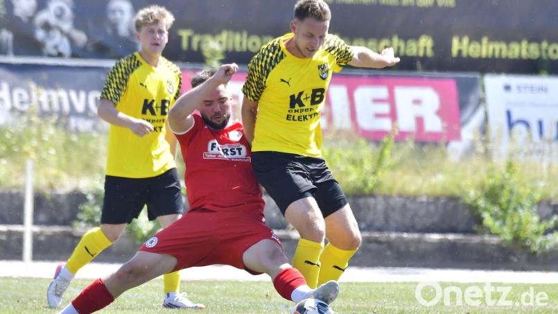 Spielender Co-Trainer Matthias Graf (rechts) und der FC Amberg kassierten gegen den SV Türk Gücü Straubing die dritte Niederlage im vierten Saisonspiel. Bild: Hubert Ziegler