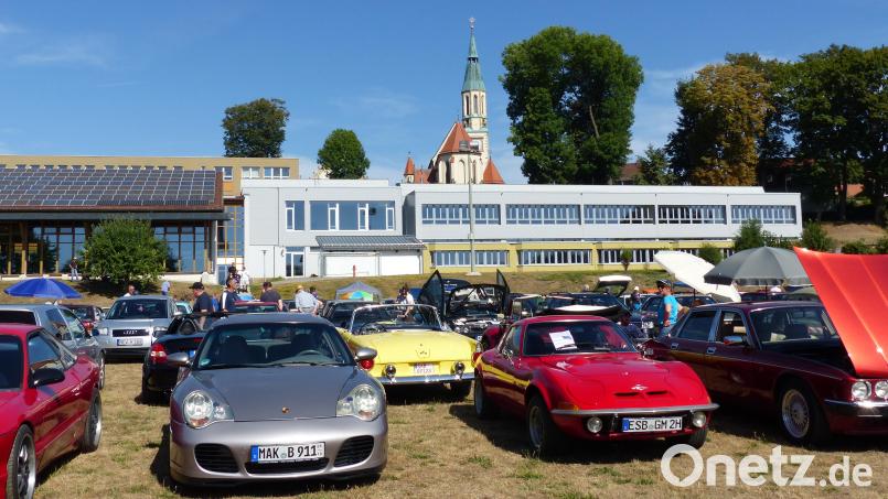 Drei „Epochen“-wer ist am ältesten? Autos, Schule oder Pfarrkirche? Bild: Sieglinde Schärtl