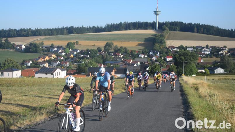 Das schöne Panorama in Letzau im Rücken und die 200 Kilometer vor sich. Da war die Stimmung noch gut. Bild: Ernst Frischholz