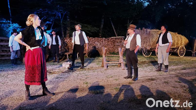 Wanka (Magdalena Höcherl) organisiert als resolute Baldowerin den Viehschmuggel im großen Stil. Bild: Georg Lang