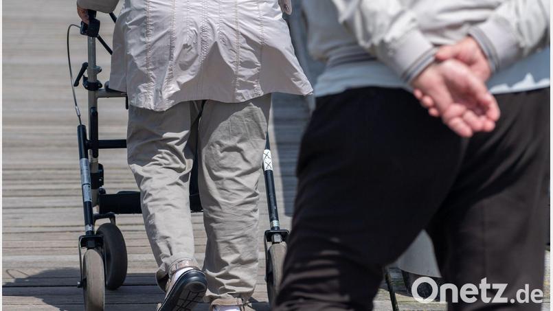 Die Abschaffung der „Rente mit 63“ - die faktisch derzeit ohnehin erst mit 64,5 Jahren verfügbar ist - gehört zum umfassenden Gesamtkonzept einer Rentenkommission. (Symbolbild) Bild: Stefan Sauer/dpa