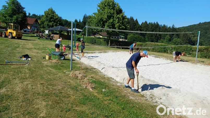 Auch der Sand des Volleyballfeldes wurde gereinigt und von eingewachsenem Gras befreit. Bild: Michael Riedl