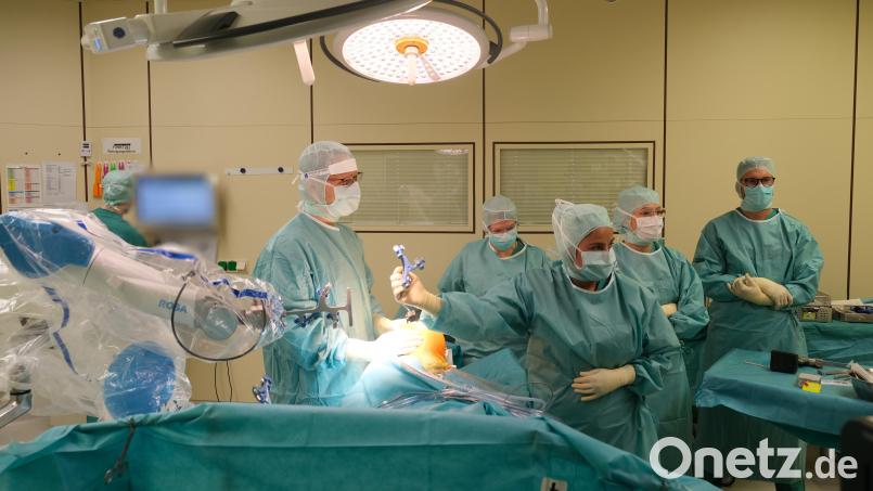 Im Amberger Klinikum setzt Dr. Lukas Parik inzwischen beim Einsatz von neuen Kniegelenken auf die Unterstützung des Operationsroboters Rosa. Bild: Sandra Dietl Klinikum St. Marien