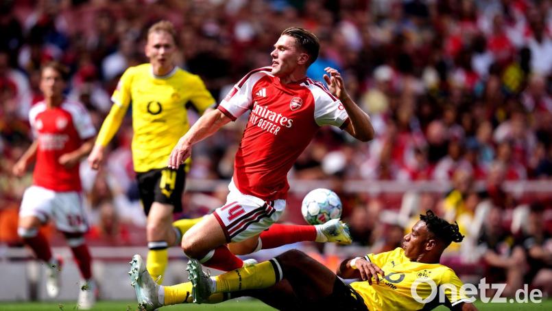 Dortmunds Filippo Mane im Zweikampf mit Viktor Gyökeres von Arsenal. Bild: John Walton/PA Wire/dpa