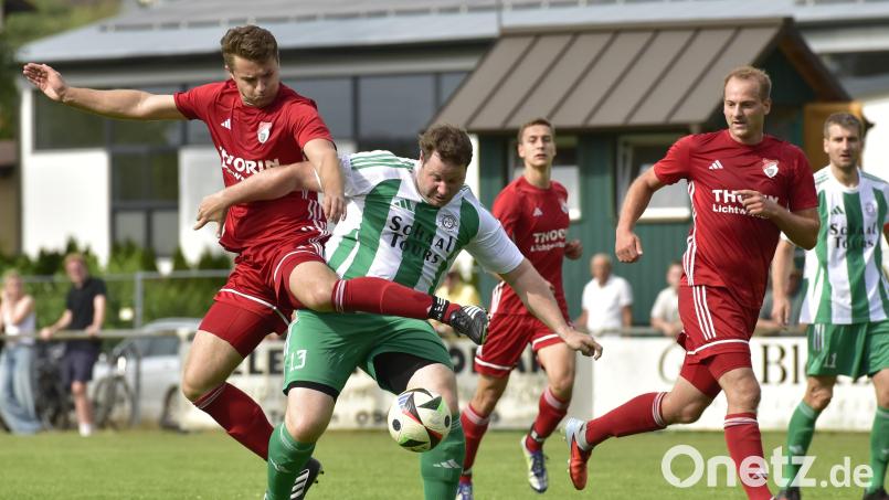Wernbergs Spielertrainer Bastian Lobinger (Mitte) wird in dieser Szene hart bedrängt von Michael Hägler von der SpVgg Pfreimd. ln Folge gab es Elfmeter für Wernberg, der zum 1:2-Anschlusstreffer führte. Bild: Hans Mark