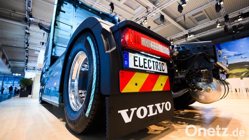 Dank einer EU-Verordnung könne Spediteurin Katharina Weber aus Weiherhammer mit ihren E-Lkw weniger Netto-Gewicht transportieren als mit klassischen Diesel-Lastwagen. Symbolbild: Julian Stratenschulte/dpa