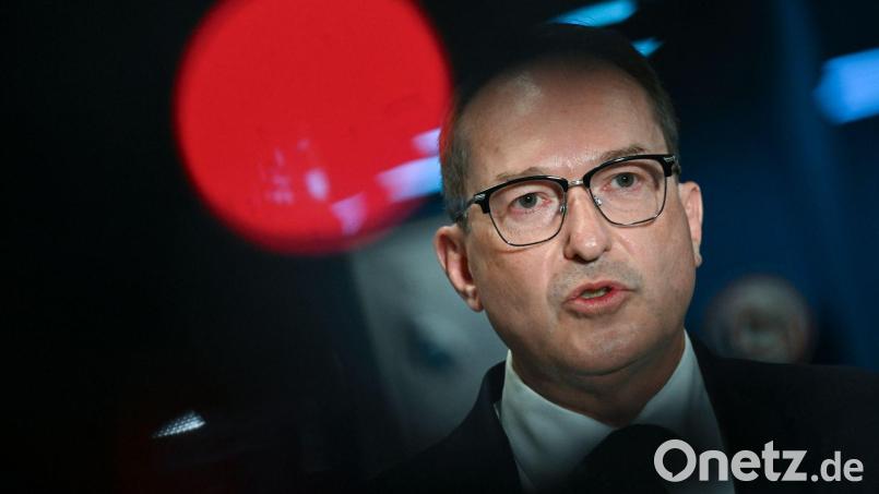 Bundesinnenminister Alexander Dobrindt (CSU) will die Forschung zur Drohnensicherheit ausbauen. (Archivbild) Bild: Hendrik Schmidt/dpa