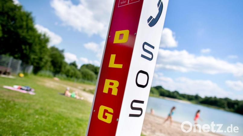 Die Badegäste reanimierten den Mann und retteten ihm das Leben. (Symbolbild) Bild: Hauke-Christian Dittrich/dpa