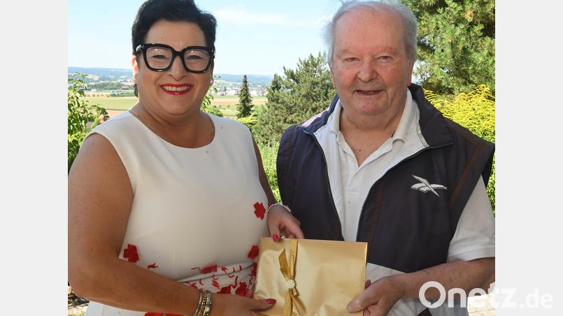 Bernhard Popp feierte seinen 90. Geburtstag, wozu ihm Bürgermeisterin Birgit Fruth gratulierte und als Geschenk einige Euros Amberger Stadtgeld überreichte. Bild: Gerhard Franz