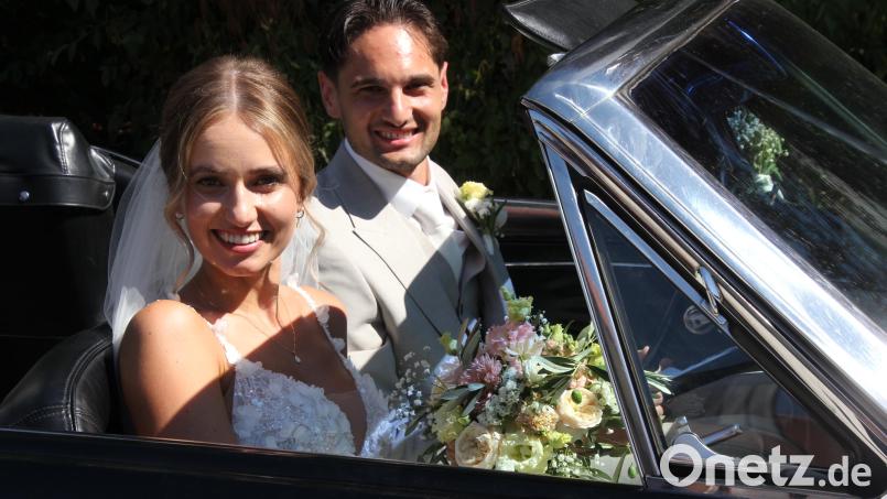 Eva-Maria und Philipp Münsterer (am Steuer) sind unterwegs mit einem alten Mustang. Bild: Konrad Rosner