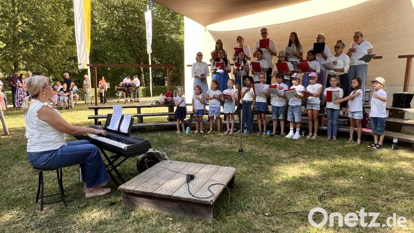 Iryna Hermann und der Familienchor Hirschau begeisterten mit frischen Liedern. Bild: Marianne Moosburger