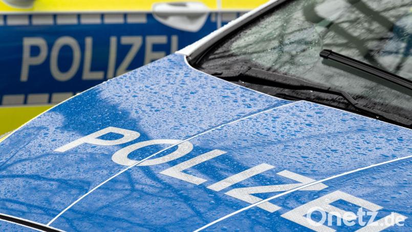 Die Polizei sucht nach einem Exhibitionisten, der auf einem Radweg in Haselmühl lag und an sich manipulierte. Symbolbild: Soeren Stache/dpa