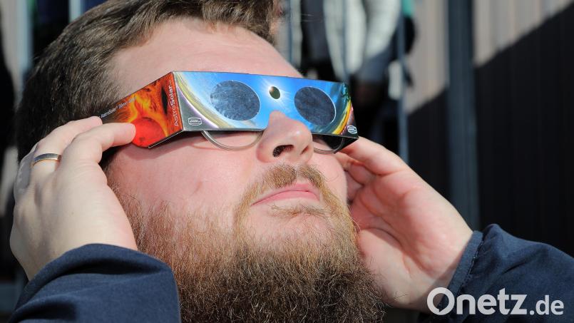 Ein Tipp für die partielle Sonnenfinsternis am 12. August: Bitte nur mit "Sofi-Brille" in die Sonne schauen – so, wie es Besucher der Sternwarte Ursensollen im Oktober 2022 gemacht haben. Archivbild: Wolfgang Steinbacher