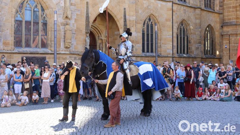 Hoch zu Ross: Ritter Jörg von Leuchtenberg am Amberger Marktplatz. Bild: Heidi Franitza