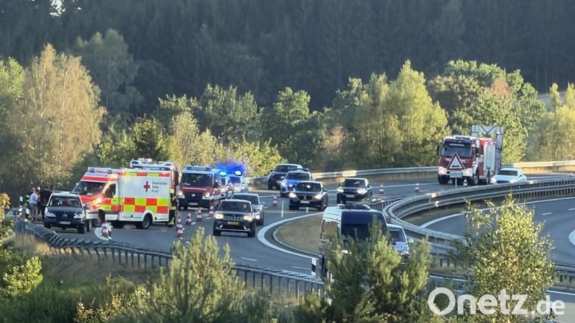 Ein Motorradfahrer stürzte am Samstagabend auf der A 6 bei Wieselrieth mit seiner Suzuki. Der Verkehr floss an der Unfallstelle vorbei. Bild: Elisabeth Dobmayer