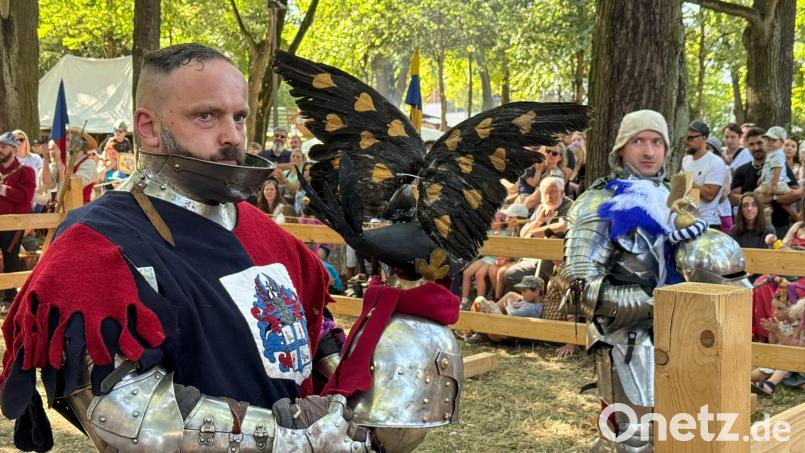 Cantus Ferrum feiert alle zwei Jahre sein Brunnenfest am Maxplatz in Amberg. Bild: Petra Hartl