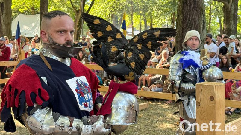 Cantus Ferrum feiert alle zwei Jahre sein Brunnenfest am Maxplatz in Amberg. Bild: Petra Hartl