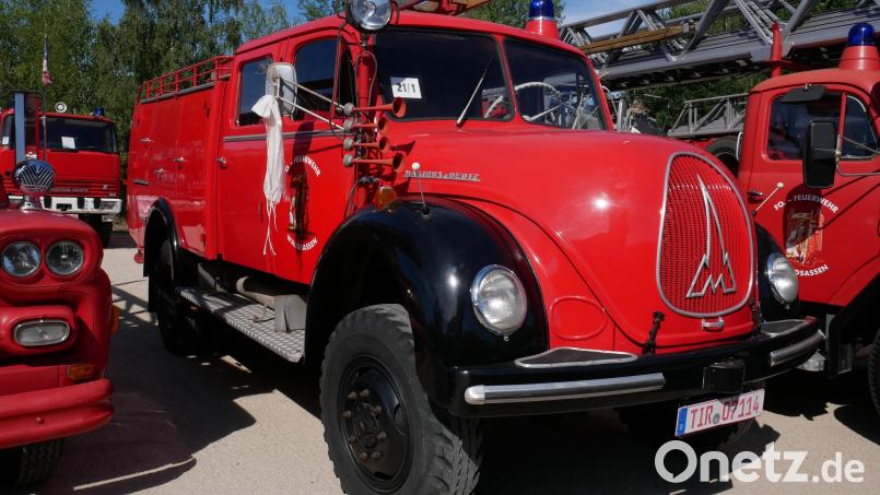 Zierte in diesem Jahr den Glaspokal, der an alle Oldtimerfreunde verteilt wurde: Das ehemalige Tanklöschfahrzeug der Freiwilligen Feuerwehr Waldsassen, das jetzt Bestandteil der Flotte von Dr. Wolfgang Fortelny ist. Bild: flm