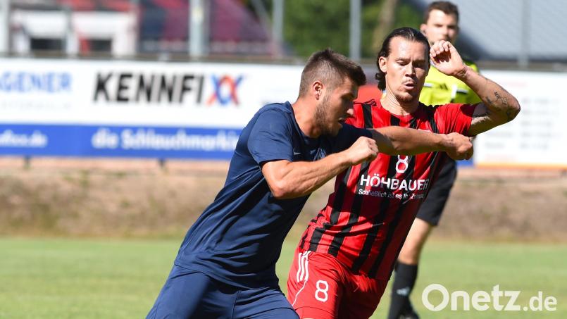 Doppelter Torschütze: David Bezdicka (rechts) vom SC Luhe-Wildenau traf gegen Vornbach gleich zweimal. Bild: Gerhard Büttner