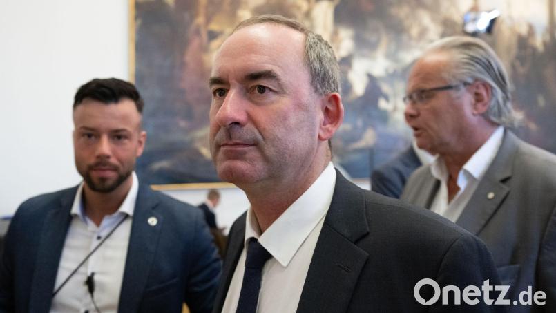 Die Flugblattaffäre brachte Freie-Wähler-Chef Aiwanger 2023 massiv unter Druck. Am Ende konnte seine Partei bei der Landtagswahl von der kontroversen Debatte gar profitieren. (Archivbild) Bild: Sven Hoppe/dpa-Pool/dpa