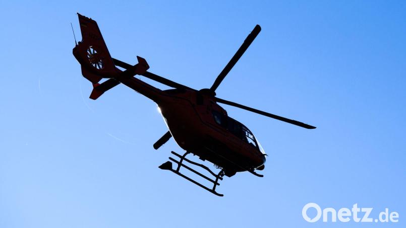 Der Motorradfahrer wurde mit dem Hubschrauber in ein Klinikum geflogen. (Symbolbild) Bild: Julian Stratenschulte/dpa