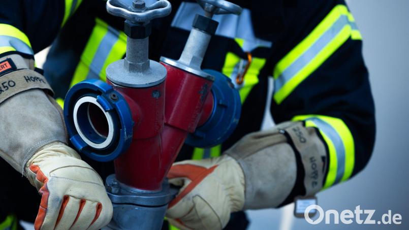 Feuerwehrleute löschen die Flammen. (Symbolbild) Bild: Rolf Vennenbernd/dpa