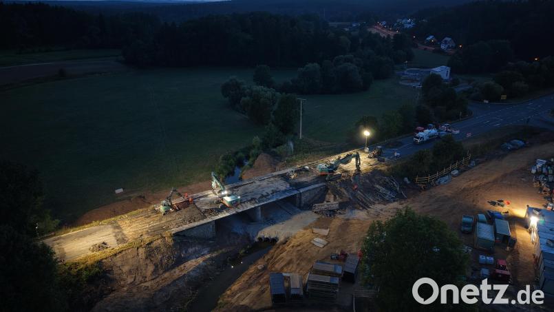 Wenn es dunkel wird, leuchten Scheinwerfer die Baustelle aus. Die Arbeiten an der neuen Flembachbrücke laufen auf Hochtouren. Bild: Staatliches Bauamt Amberg-Sulzbach