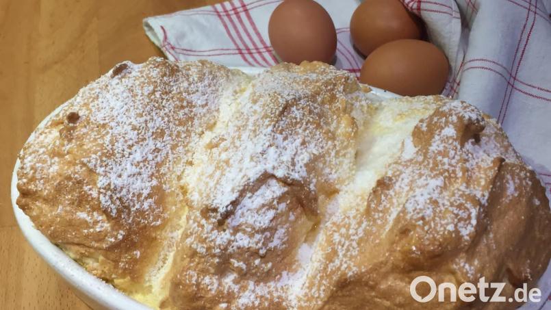 Goldbraun und federleicht – so sollen sie sein, die Salzburger Nockerln. Vor dem Servieren mit Puderzucker bestäubt, muss die süße Köstlichkeit schnell auf den Tisch kommen. Bild: Michael Schiffer