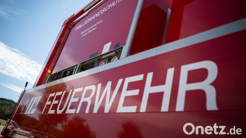 Bei Rodenbach im Main-Kinzig-Kreis kämpft die Feuerwehr gegen einen Waldbrand. (Symbolfoto) Bild: Hannes P. Albert/dpa