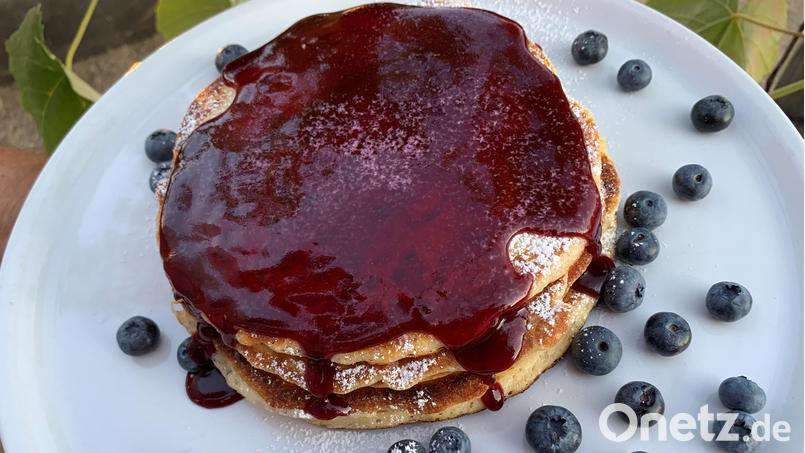 Das sieht nicht nur gut aus: Buttermilchpfannkuchen mit Blaubeersauce. Bild: Michael Schiffer