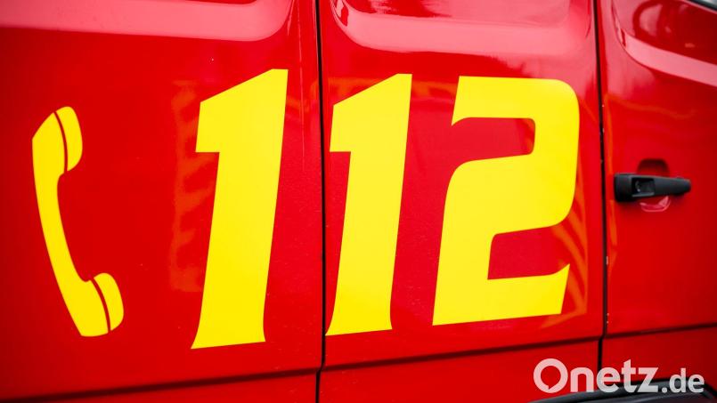 Ein Feuer am Bahndamm bei Neunkirchen löste Sirenenalarm aus. Dank schnellem Einsatz der Feuerwehr konnte es zügig gelöscht werden. Symbolbild: Daniel Vogl/dpa