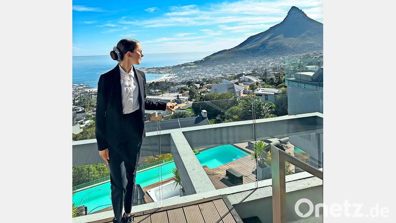Die frischgebackene Tourismusmanagement-Fachfrau Letizia-Clara Müller setzt ihre in Wiesau erworbenen Kenntnisse in Kapstadt um. Im Hintergrund der 669 Meter Hohe Lion's Head und der Atlantik. Bild: Letizia-Clara Müller