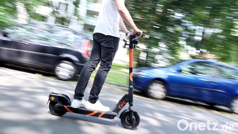 Am Bahnhof Maxhütte-Haidhof ist ein schwarzer E-Scooter gestohlen worden. Symbolbild: Roland Weihrauch/dpa