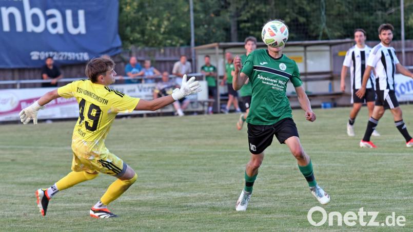 Jonas Dybicki wirkt nur in dieser Szene kopflos. Der Stürmer des SV Mitterteich II erzielte beide Tore beim 2:1-Sieg gegen den TSV Konnersreuth. Bild: Rudi Gebert