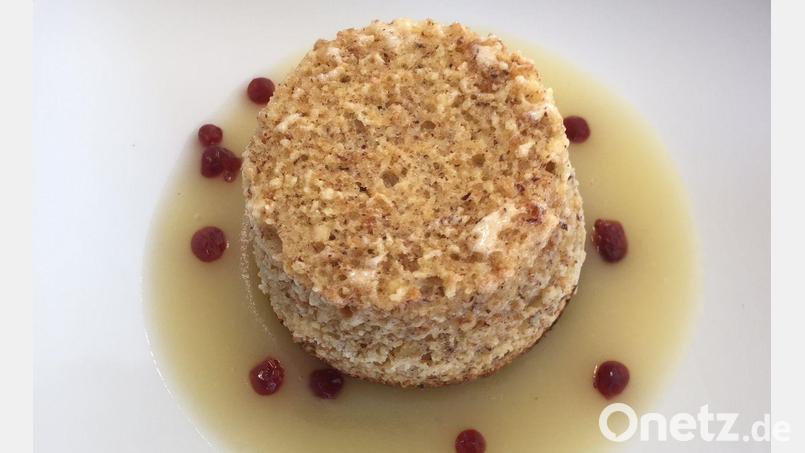Das Nuss-Soufflé wird mit Apfelsauce serviert. Als kleine Farbtupfer kommen Preiselbeeren dazu. Bild: Michael Schiffer