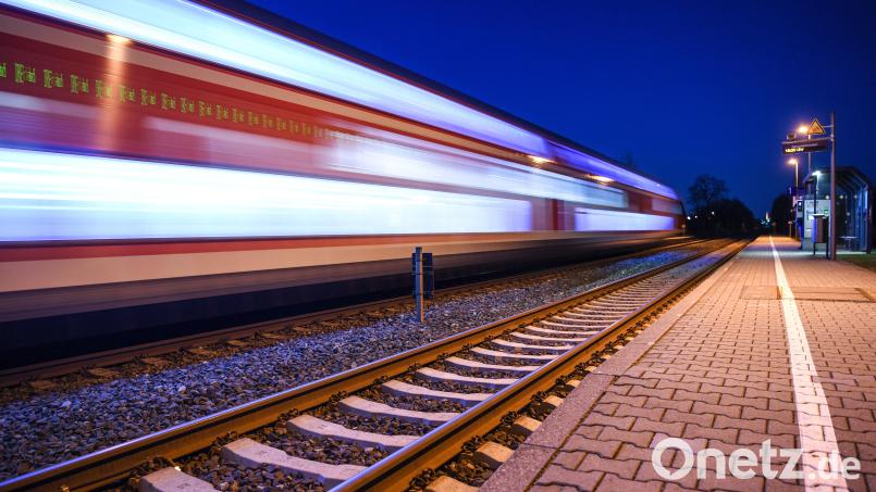 Bleibt die Oberpfalz bei der Elektrifizierung wieder am Bahnsteig zurück? Symbolbild: Felix Kästle/dpa