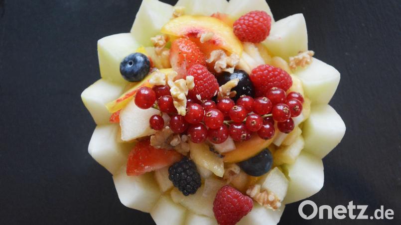 Eine bunte Vielfalt an Obst der Saison findet in der Melonen-Schale Platz. Bild: Gabi Schönberger